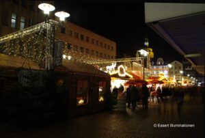 Weihnachtsbeleuchtung von Essert-Illuminationen mit LED-Lichtvorhängen als Straßenüberspannung in Recklinghausen