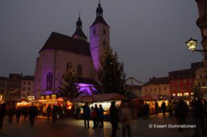 Weihnachtsbeleuchtung von Essert-Illuminationen mit LED-Lichterketten als Baumbeleuchtung in Regensburg