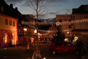 Weihnachtsbeleuchtung von Essert-Illuminationen mit LED-Lichterketten als Straßenüberspannung in Rodalben