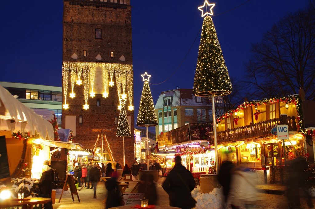Weihnachtsbeleuchtung von Essert-Illuminationen mit Kegelbäumen in Rostock