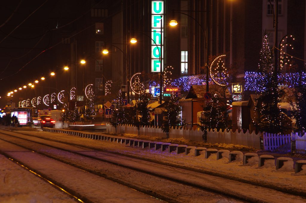 Weihnachtsbeleuchtung von Essert-Illuminationen mit LED-Tropfenlampen und Girlande als Laternenbeleuchtung in Rostock