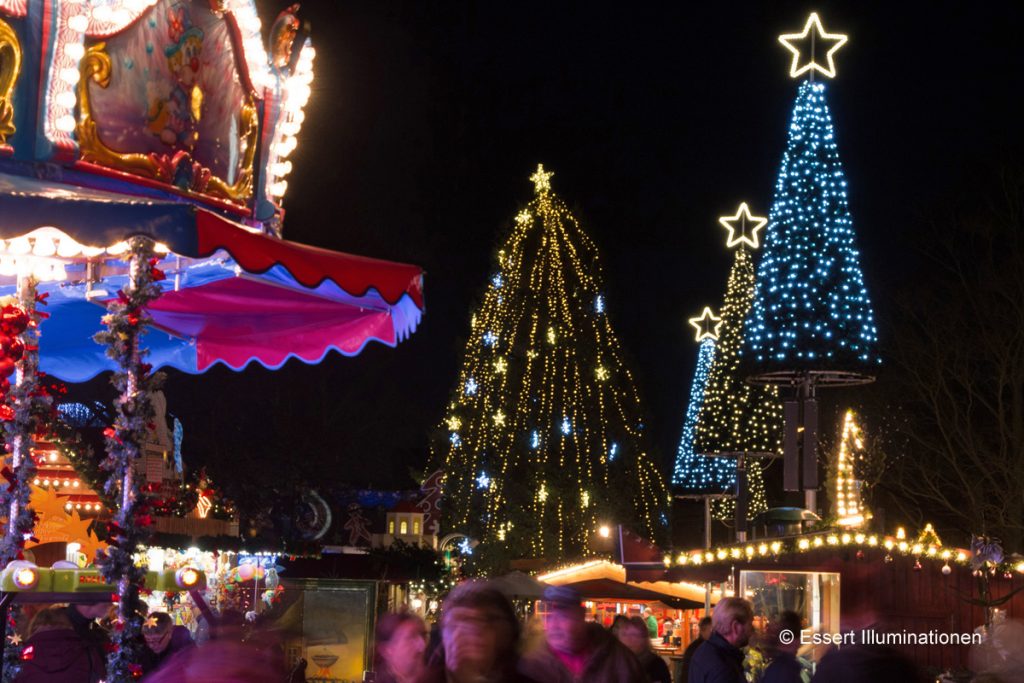 Weihnachtsbeleuchtung von Essert-Illuminationen mit Kegelbäumen in Rostock