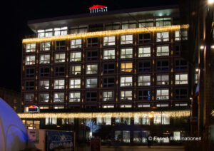 Weihnachtsbeleuchtung von Essert-Illuminationen mit LED-Lichterketten als Gebäudebeleuchtung der Firma Wiro in Rostock