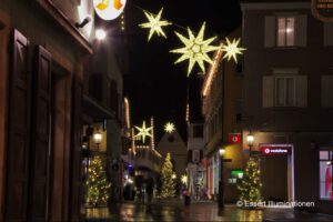 Weihnachtsbeleuchtung von Essert-Illuminationen mit LED-Lichterketten und Fiberglassternen als Straßenüberspannung in Rottenburg