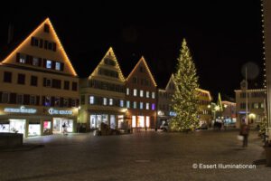 Weihnachtsbeleuchtung von Essert-Illuminationen mit LED-Lichterketten als Baumbeleuchtung in Rottenburg