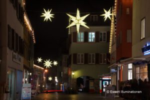 Weihnachtsbeleuchtung von Essert-Illuminationen mit LED-Lichterketten und Fiberglassternen als Straßenüberspannung in Rottenburg