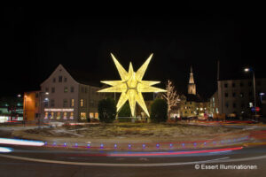 Weihnachtsbeleuchtung von Essert-Illuminationen mit Gigant-Stern aus Fiberglas als Kreiselbeleuchtung in Rottenburg