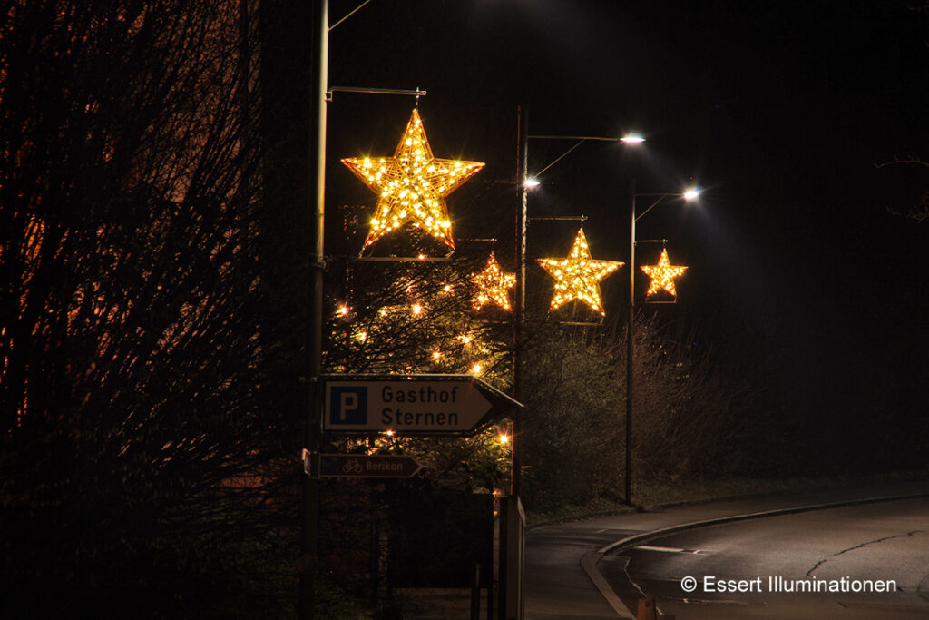 Weihnachtsbeleuchtung von Essert-Illuminationen mit LED-Lichterketten und Fiberglassternen als Laternenbeleuchtung in Rudolfstetten