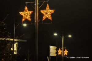 Weihnachtsbeleuchtung von Essert-Illuminationen mit LED-Lichterketten und Fiberglassternen als Laternenbeleuchtung in Rudolfstetten