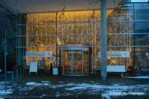 Weihnachtsbeleuchtung von Essert-Illuminationen mit LED-Lichterketten als Gebäudebeleuchtung der Sächsischen Staatsbäder in Bad Brambach