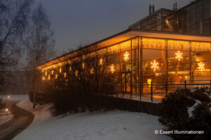 Weihnachtsbeleuchtung von Essert-Illuminationen mit LED-Lichterketten und LED-Lichtschlauch als Gebäudebeleuchtung der Sächsischen Staatsbäder in Bad Brambach