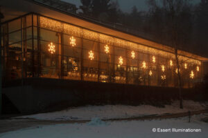 Weihnachtsbeleuchtung von Essert-Illuminationen mit LED-Lichterketten und LED-Lichtschlauch als Gebäudebeleuchtung der Sächsischen Staatsbäder in Bad Brambach