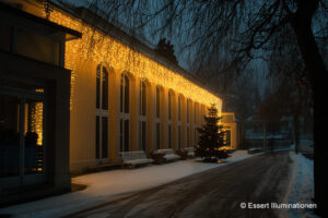 Weihnachtsbeleuchtung von Essert-Illuminationen mit LED-Lichterketten als Gebäudebeleuchtung der Sächsischen Staatsbäder in Bad Brambach