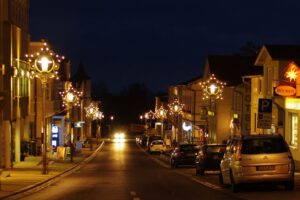 Weihnachtsbeleuchtung von Essert-Illuminationen mit LED-Tropfenlampen und Girlande als Laternenbeleuchtung in Sassnitz