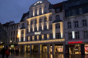 Weihnachtsbeleuchtung von Essert-Illuminationen mit LED-Lichterketten als Gebäudebeleuchtung in Schwerin