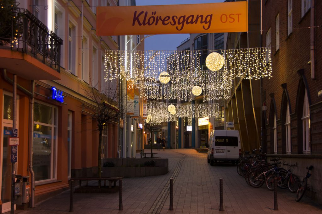 Weihnachtsbeleuchtung von Essert-Illuminationen mit LED-Lichterketten und Fiberglas als Straßenüberspannung in Schwerin