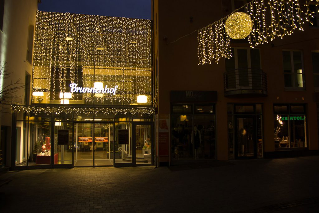 Weihnachtsbeleuchtung von Essert-Illuminationen mit LED-Lichterketten und Fiberglas als Straßenüberspannung in Schwerin