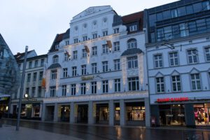 Weihnachtsbeleuchtung von Essert-Illuminationen mit LED-Lichterketten als Gebäudebeleuchtung in Schwerin
