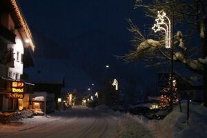 Weihnachtsbeleuchtung von Essert-Illuminationen mit LED-Lichtschlauch als Laternenbeleuchtung in Sedrun Schweiz