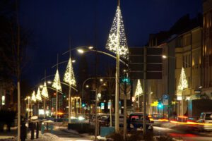 Weihnachtsbeleuchtung von Essert-Illuminationen mit LED-Lichterketten und LED-Lichtschlauch als Laternenbeleuchtung in Senftenberg