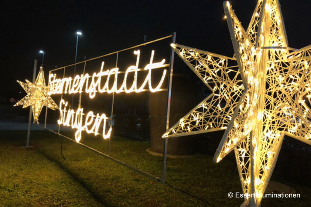 Weihnachtsbeleuchtung von Essert-Illuminationen mit LED-Lichterketten und Fiberglassternen als Kreiselbeleuchtung in Singen