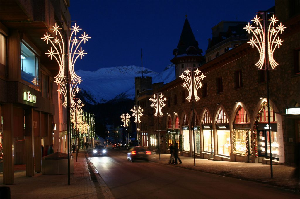 Weihnachtsbeleuchtung von Essert-Illuminationen mit LED-Lichtschlauch als Laternenbeleuchtung in St. Moritz Schweiz