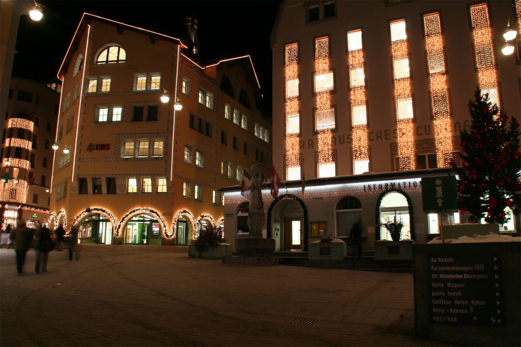 Weihnachtsbeleuchtung von Essert-Illuminationen mit LED-Lichterketten als Gebäudebeleuchtung in St. Moritz Schweiz