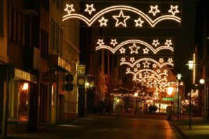 Weihnachtsbeleuchtung von Essert-Illuminationen mit LED-Lichtschlauch als Straßenüberspannung in Stadthagen