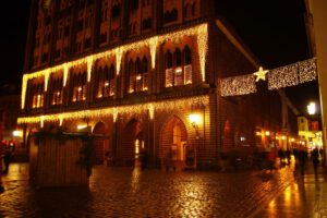 Weihnachtsbeleuchtung von Essert-Illuminationen mit LED-Lichterketten als Gebäudebeleuchtung in Stralsund
