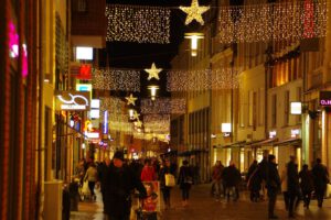 Weihnachtsbeleuchtung von Essert-Illuminationen mit LED-Lichterketten als Straßenüberspannung in Stralsund