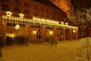 Weihnachtsbeleuchtung von Essert-Illuminationen mit LED-Lichtschlauch und LED-Lichterketten als Gebäudebeleuchtung in Stralsund