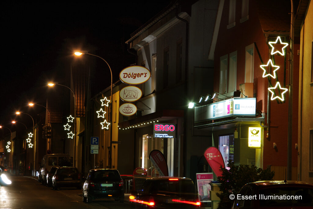 Weihnachtsbeleuchtung von Essert-Illuminationen mit LED-Lichtschlauch und Girlande als Laternenbeleuchtung in Sulzbach
