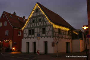 Weihnachtsbeleuchtung von Essert-Illuminationen mit LED-Lichterketten als Gebäudebeleuchtung in Sulzbach