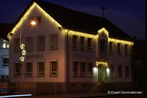Weihnachtsbeleuchtung von Essert-Illuminationen mit LED-Lichterketten als Gebäudebeleuchtung in Sulzbach