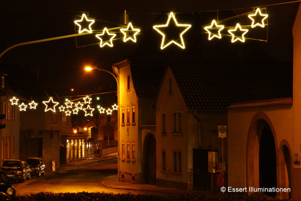 Weihnachtsbeleuchtung von Essert-Illuminationen mit LED-Lichtschlauch und Girlande als Straßenüberspannung in Sulzbach