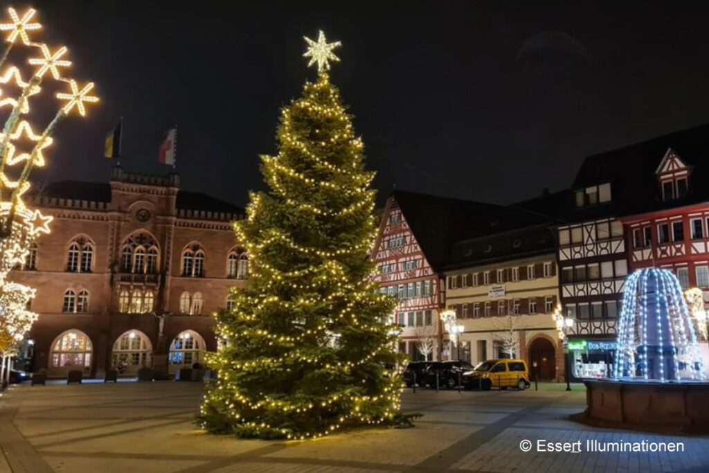 Weihnachtsbeleuchtung von Essert-Illuminationen mit LED-Lichterketten als Baumbeleuchtung in Tauberbischofsheim