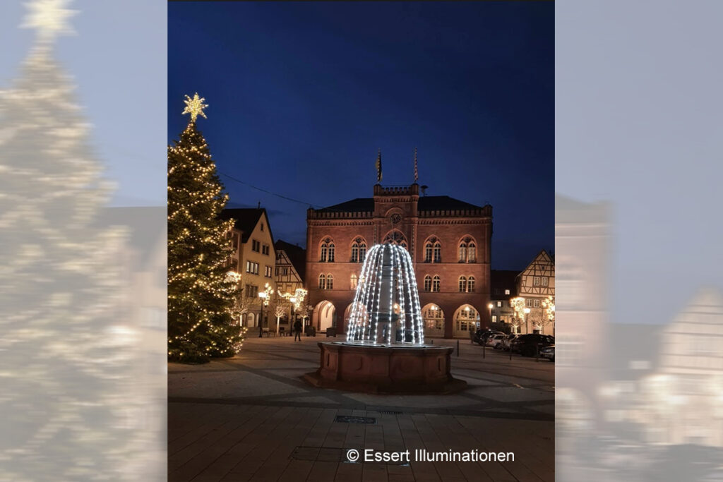 Weihnachtsbeleuchtung von Essert-Illuminationen mit LED-Lichterketten als Brunnenbeleuchtung in Tauberbischofsheim