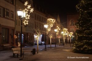 Weihnachtsbeleuchtung von Essert-Illuminationen mit LED-Lichterketten und LED-Lichtschlauch als Laternenbeleuchtung in Tauberbischofsheim