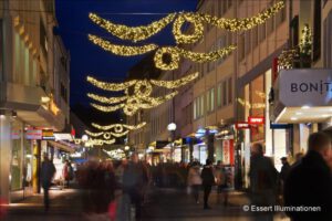 Weihnachtsbeleuchtung von Essert-Illuminationen mit LED-Lichterketten und Girlande als Straßenüberspannung in Trier