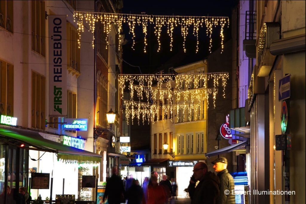 Weihnachtsbeleuchtung von Essert-Illuminationen mit LED-Lichterketten als Straßenüberspannung in Trier