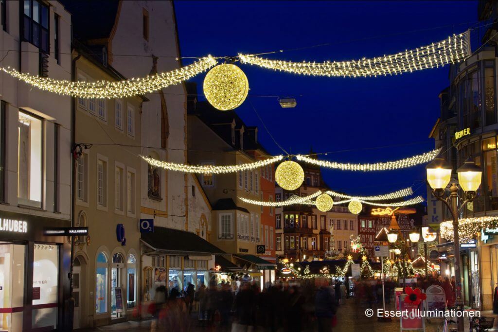 Weihnachtsbeleuchtung von Essert-Illuminationen mit LED-Lichterketten und Fiberglaskugeln als Straßenüberspannung in Trier