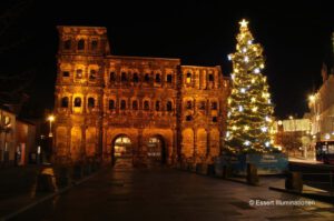 Weihnachtsbeleuchtung von Essert-Illuminationen mit LED-Lichterketten und Fiberglassternen als Baumbeleuchtung in Trier