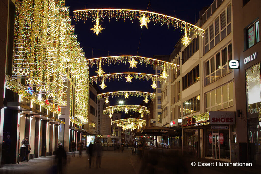 Weihnachtsbeleuchtung von Essert-Illuminationen mit LED-Lichterketten und Fiberglassternen als Straßenüberspannung in Trier