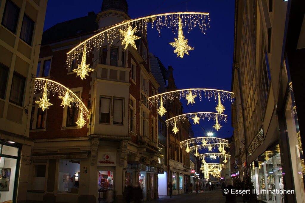 Weihnachtsbeleuchtung von Essert-Illuminationen mit LED-Lichterketten und Fiberglassternen als Straßenüberspannung in Trier