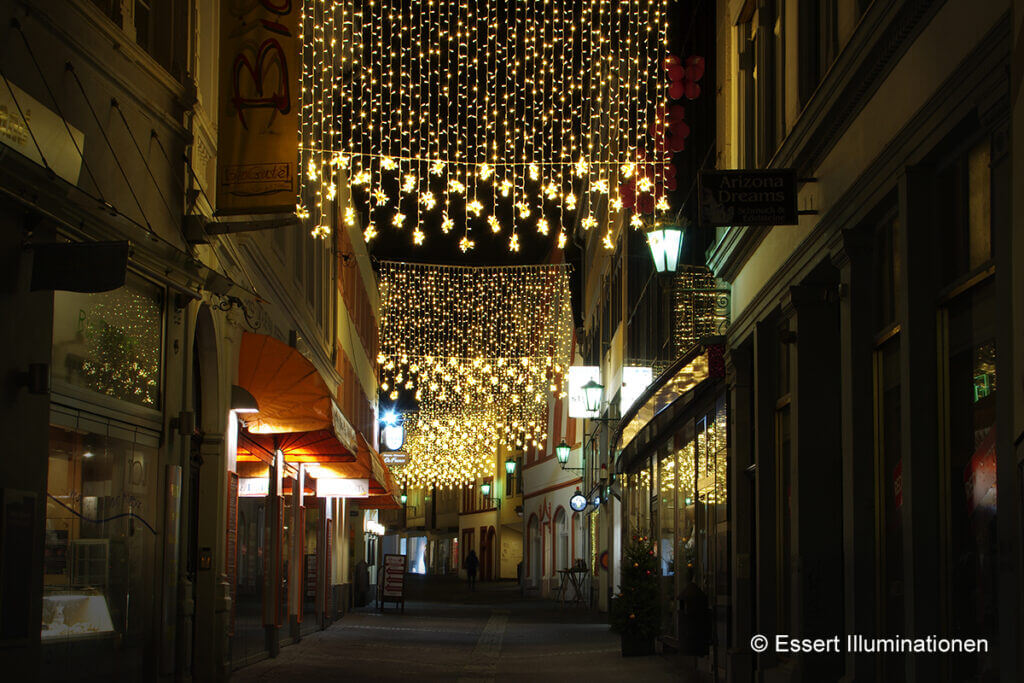Weihnachtsbeleuchtung von Essert-Illuminationen mit LED-Lichterketten als Straßenüberspannung in Trier