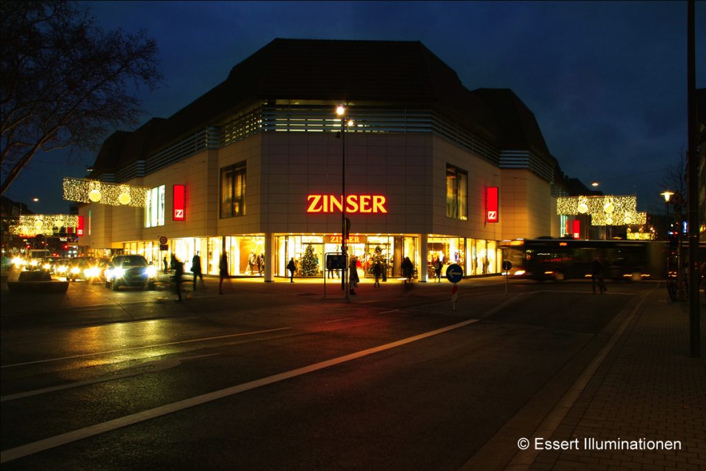 Weihnachtsbeleuchtung von Essert-Illuminationen mit LED-Lichterketten und Fiberglaskugeln als Straßenüberspannung in Tübingen
