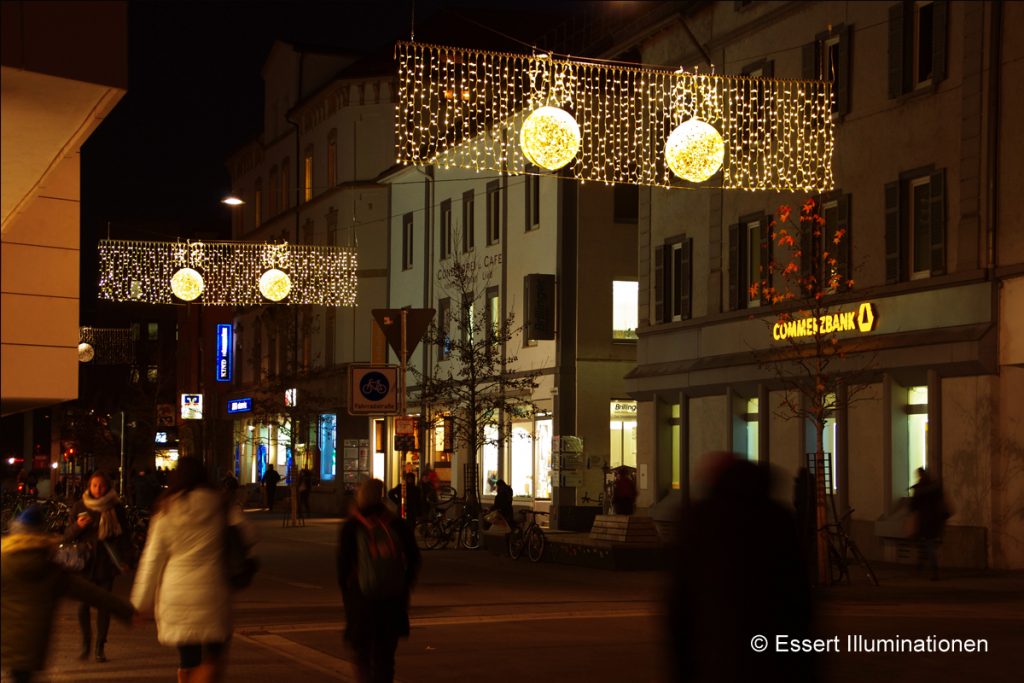 Weihnachtsbeleuchtung von Essert-Illuminationen mit LED-Lichterketten und Fiberglaskugeln als Straßenüberspannung in Tübingen