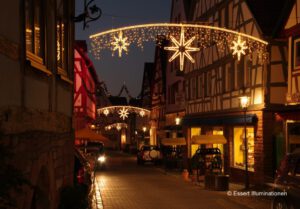 Weihnachtsbeleuchtung von Essert-Illuminationen mit LED-Lichterketten und LED-Lichtschlauch als Straßenüberspannung in Walldürn