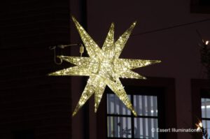 Weihnachtsbeleuchtung von Essert-Illuminationen mit LED-Lichterketten und Design-Stern aus Fiberglas als Straßenüberspannung in Walldürn