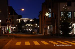 Weihnachtsbeleuchtung von Essert-Illuminationen mit LED-Lichterketten und Design-Stern aus Fiberglas als Straßenüberspannung in Walldürn